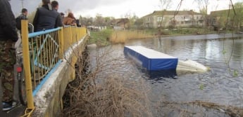 В Черниговской области грузовик сбил велосипедистку и упал в реку (фото)