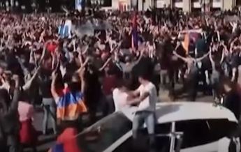 В Армении массово празднуют отставку Саргсяна