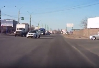 Водитель на Шкоде устроил обгон на светофоре (видео)