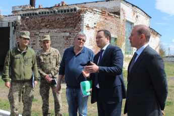 Глава поссовета Мирного задерживает строительство казарм для воинской части (видео)