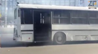 В центре Запорожья на ходу задымился пассажирский автобус (Видео)