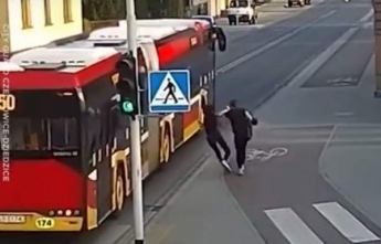 В Польше девушка в шутку толкнула подругу под автобус (Видео)