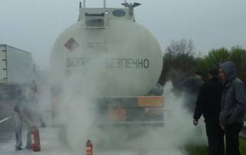 В Ровенской области на ходу загорелась автоцистерна с бензином