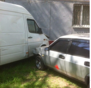 Водитель микроавтобуса подрезал ЗИЛ, въехал в ВАЗ и влетел в стену дома (фото)