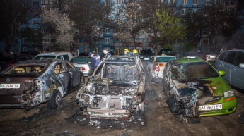 В Днепре на стоянке горели пять авто: едва не погибла вся семья (видео)