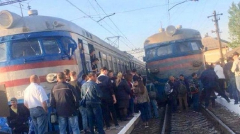 Не хватает места: 200 пассажиров заблокировали поезда из Львова (видео)