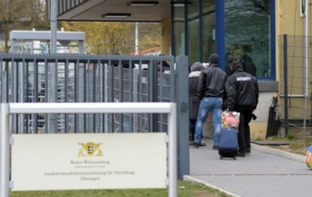 В Германии более сотни беженцев напали на полицейских