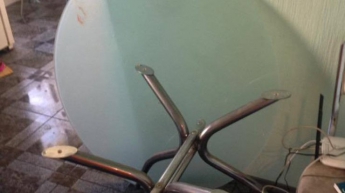 Грязная мебель и стены в краске: в Киеве две девушки разгромили съемную квартиру (фото)