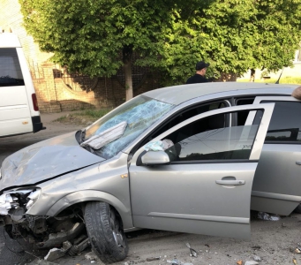 В Запорожье после столкновения с мусоркой серьезно "пострадал" легковой автомобиль (ФОТО)