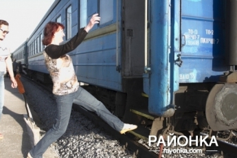 ЧП на железной дороге: Люди не могут сесть в поезд (ФОТО)