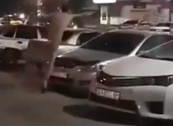 В сети появилось видео, как голый дебошир машины крушил