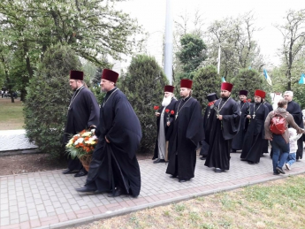 Фотофакт. Священники массово пришли на Братское кладбище (фото)