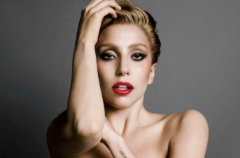Леди Гага шокировала поклонников новым вызывающим образом в красных ботфортах. ФОТО