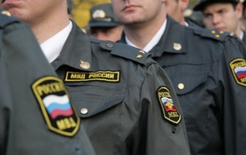 В РФ пьяные офицеры полиции устроили дуэль и попали в прохожего
