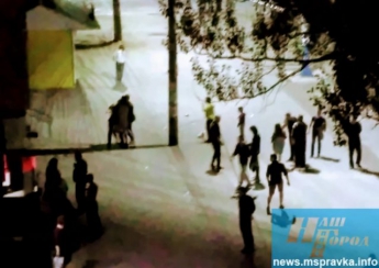 В Мелитополе пьяная толпа на проспекте устроила "разборки"  (видео)