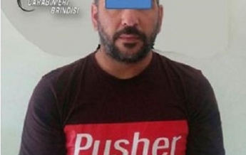 В Италии задержали мужчину с наркотиками в футболке "наркодилер"