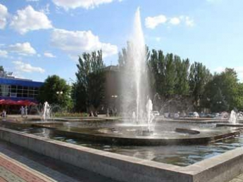 На центральной площади полностью реконструируют фонтан
