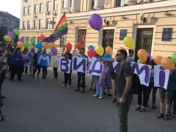 В Запорожье во время акции в поддержку ЛГБТ-сообщества пострадал правоохранитель (Фото)