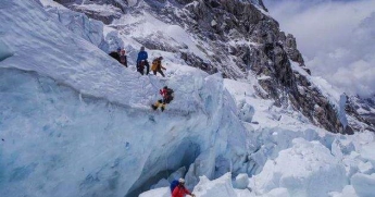 Россиянин погиб на Эвересте, пытаясь опередить украинцев