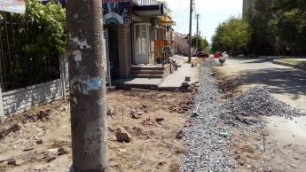 В Мелитополе меняют тротуар на исторической улице с брусчаткой