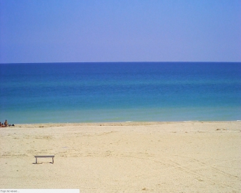 Кирилловка радует первых отдыхающих лазурным морем и чистыми пляжами (фото)