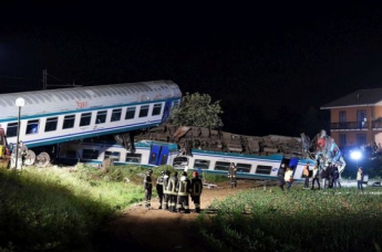 В Италии поезд протаранил фуру: погибли 2 человека, 18 получили ранения. (фото)