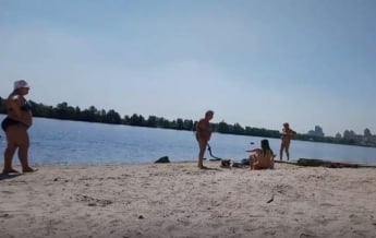 На киевском пляже старушка с палкой набросилась на девушек. Видео