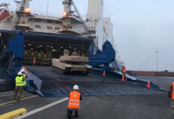 Две огромные колонны: США перебрасывают танки в Восточную Европу (фото, видео)