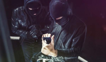 Пока охранник спал: в Киеве произошло дерзкое ограбление, вынесли сейфы с миллионами гривен (видео)