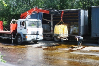 В Запорожье грузовик по пути «потерял» емкости с коагулянтом: жидкость разлилась по дороге, - ФОТО