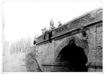 Раритетное фото старого моста через Песчанский ручей в Мелитополе появилось в сети