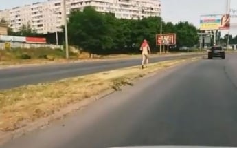 В сети появилось видео с бегущим голым парнем