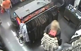 В Харькове женщина вынесла в сумочке три шубы из магазина
