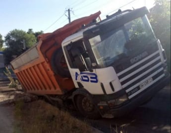 В Мелитополе провалился грузовик (фото)