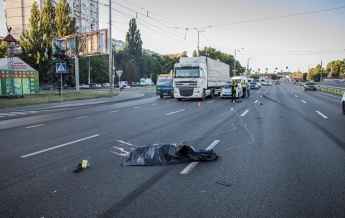 В Киеве пешеход погиб, пытаясь перебежать 10-полосную дорогу (фото)