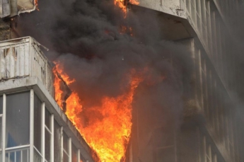 В многоэтажке загорелся балкон