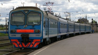Пассажиры запорожской электрички поневоле стали зрителями концерта (ВИДЕО)