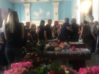 Горы роз и детские игрушки: сотни горожан прощаются с женщиной, погибшей с дочкой в ДТП на Набережной (фото)
