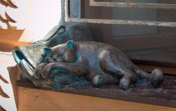 В Одессе украли скульптуру любимого кота Жванецкого (фото)
