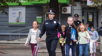 Полицейские рассказали детям, как нужно себя вести в случае опасности (видео)