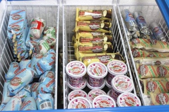 Сломанный палец, оторванный ноготь и гипс: как киевлянка покупала мороженое в супермаркете