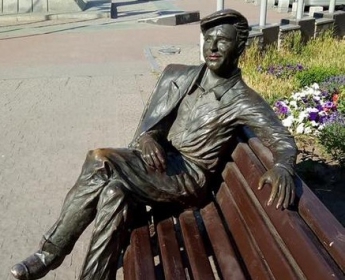 В Запорожье изуродовали памятник персонажу из "Весны на Заречной улице" (фото)