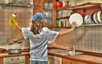 В Украине 70% мужчин уверены, что место женщины у плиты - опрос