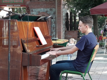 Парень развлекает посетителей парка виртуозной игрой на уличном пианино (видео)