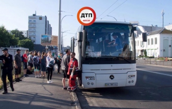 В Киеве водитель автобуса с детьми умер за рулем (фото)