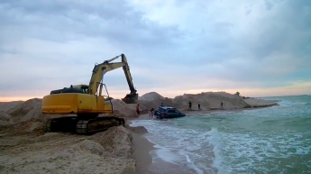 В Кирилловке водитель на Субару едва не утопил машину в море (видео)