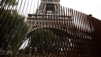 "Надежная, как скала": Эйфелеву башню оградят стеклянной пуленепробиваемой стеной