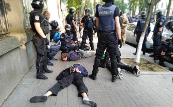 В Киеве националисты подрались с полицией, 56 задержанных (Фото)