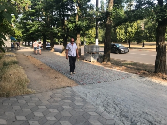 Бульвар в Мелитополе «латают» тротуарной плиткой (фото)