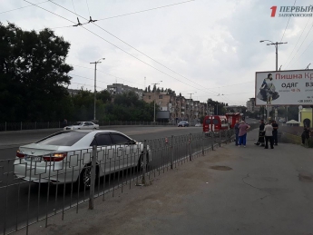В Запорожье загорелись электрические кабели под мостом в районе автовокзала
